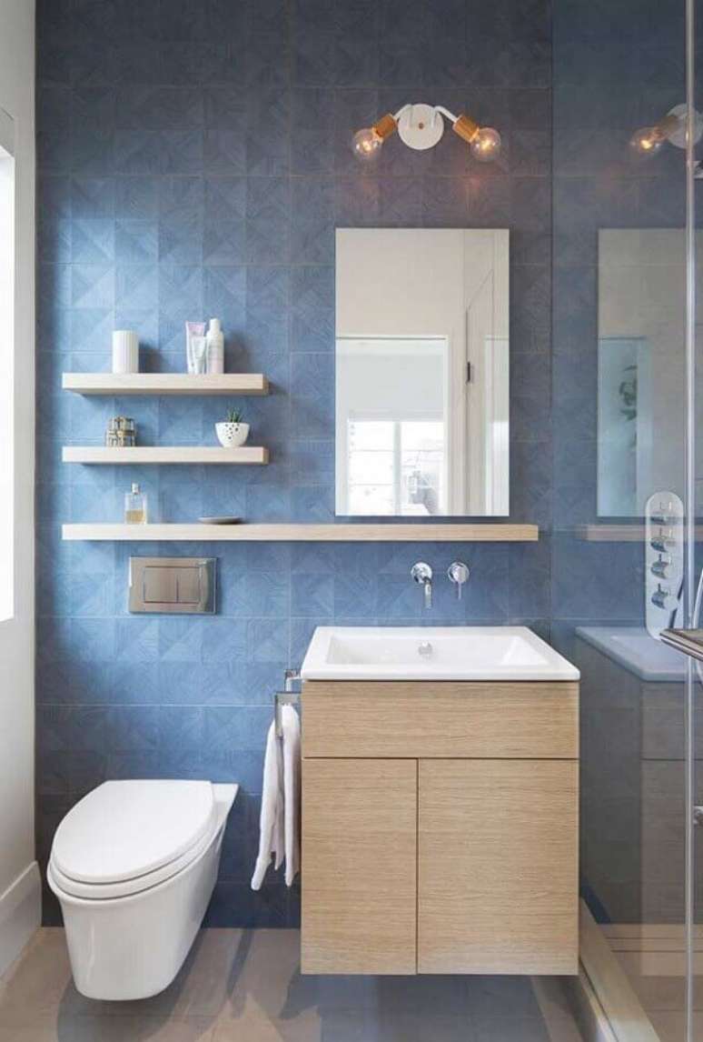 19. Revestimento para banheiro azul decorado com gabinete de madeira – Foto: Houzz