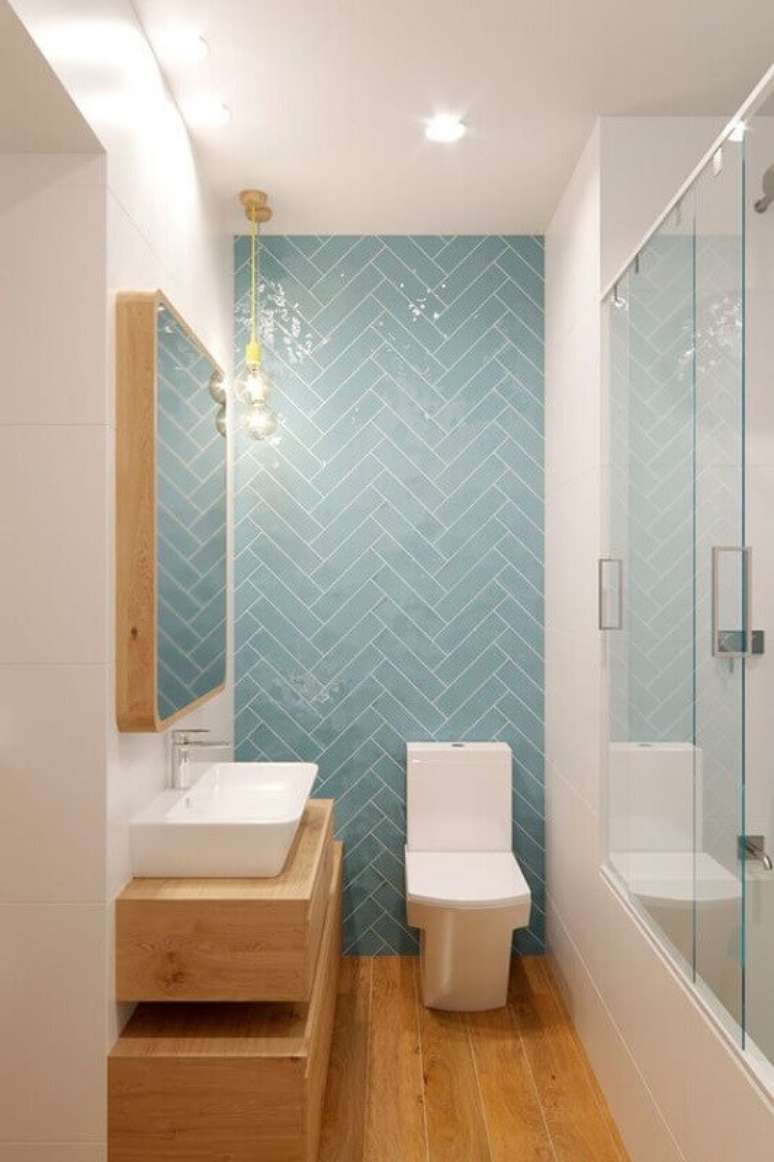 10. A madeira ajuda a deixar o banheiro azul mais aconchegante – Foto: Micasa Revista