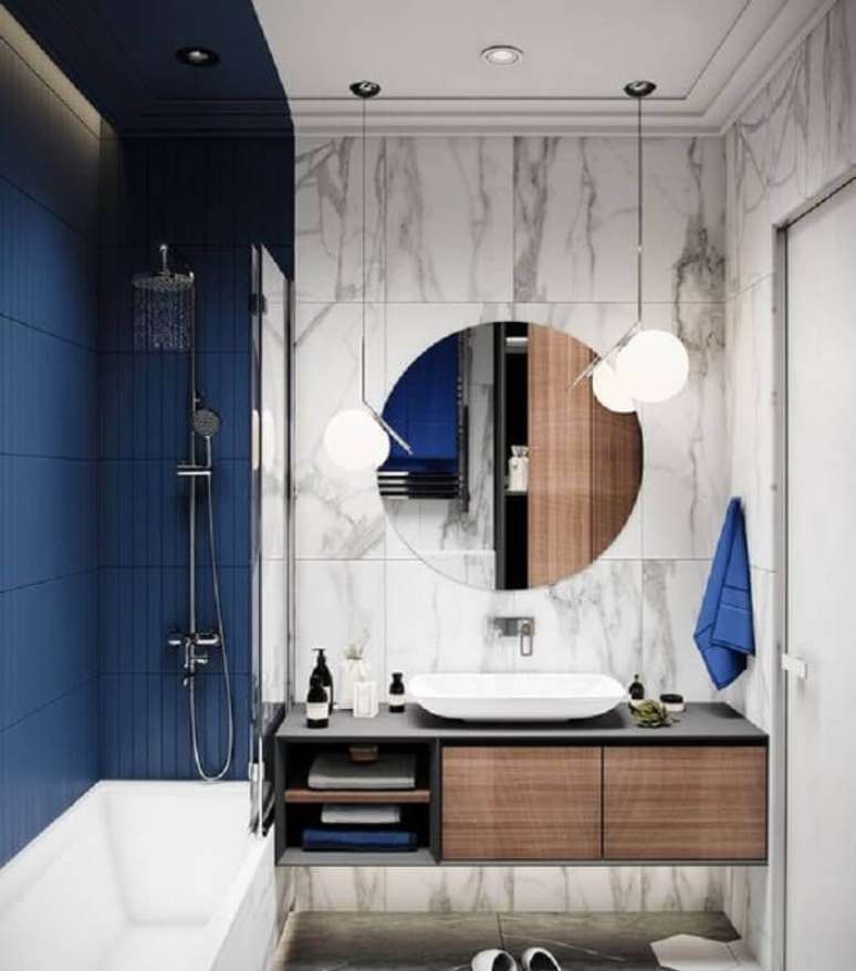 7. Decoração moderna para banheiro azul marinho e branco com espelho redondo – Foto: Home Fashion Trend
