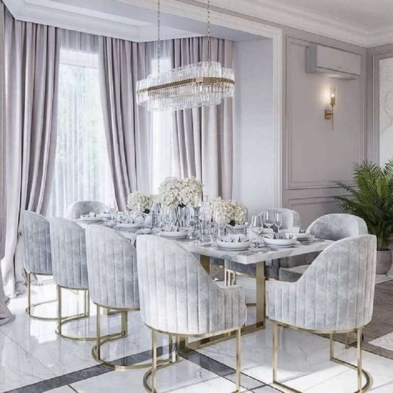 56. Decoração sofisticada para sala de jantar cinza com cadeiras acolchoadas para mesa de jantar – Foto: Pinterest