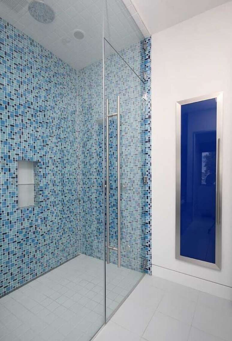 18. Decoração clean para banheiro com pastilha azul – Foto: Pinterest