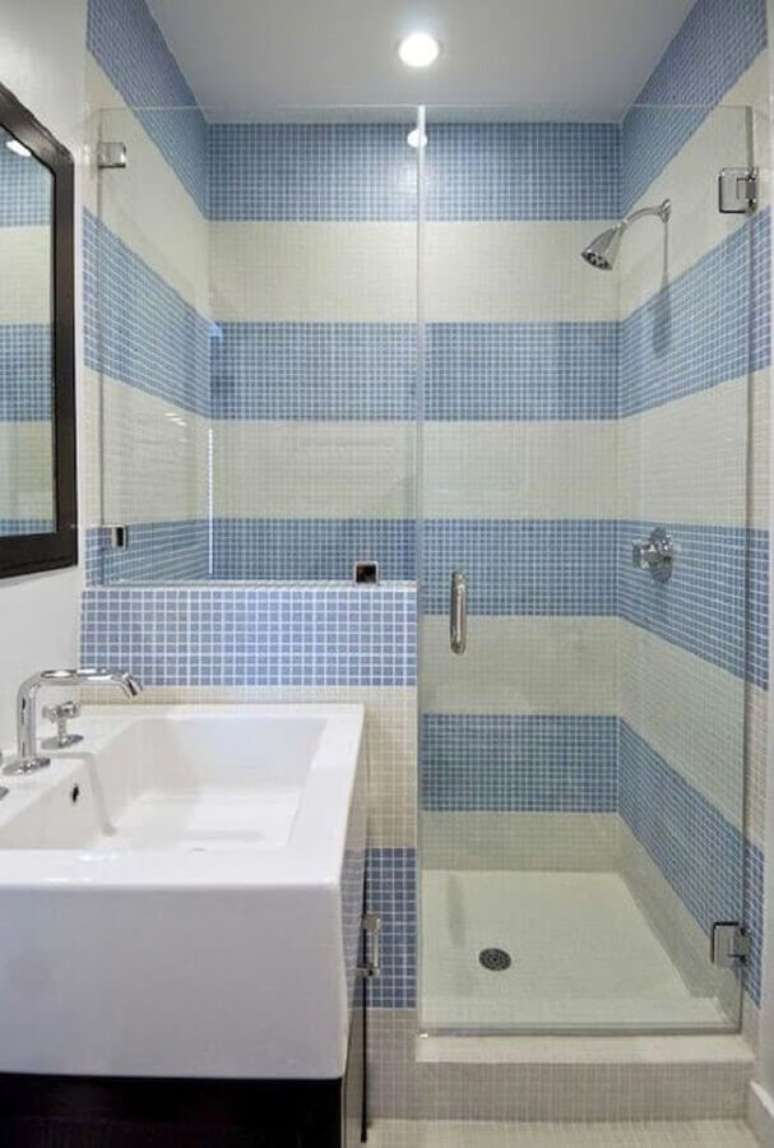 56. Decoração de banheiro azul pastilhas formando faixas – Foto: Pinterest