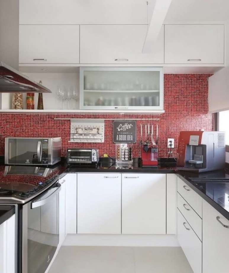 10. Cozinha com pastilha vermelha e armário basculante com acabamento mesclado entre banco e transparente. Fonte: Pinterest