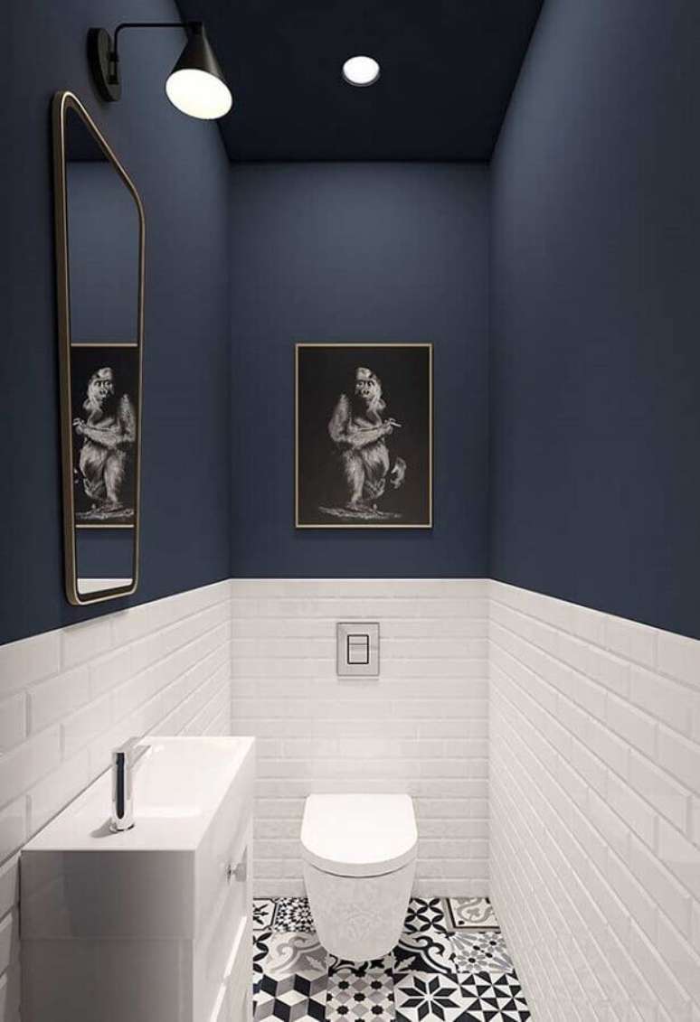 58. Piso antigo para decoração de banheiro azul marinho e branco pequeno – Foto: Jeito de Casa