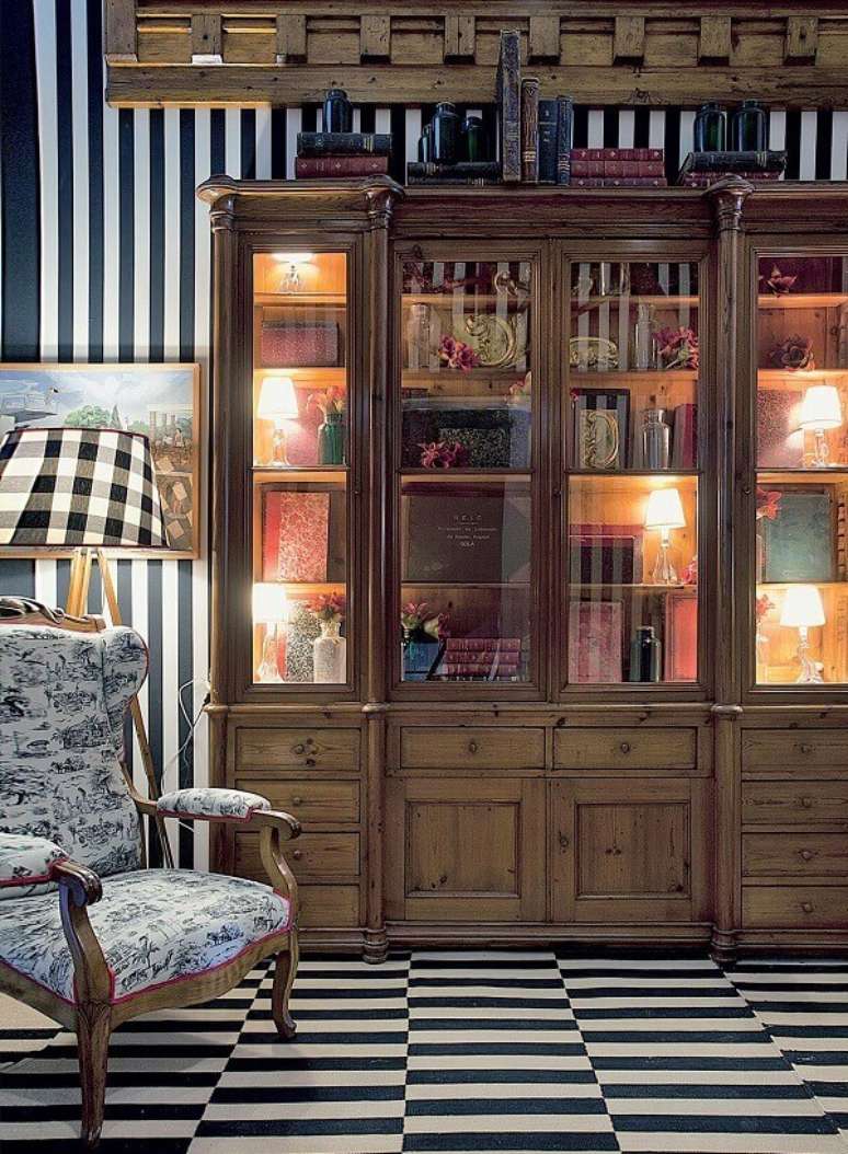 38. As luzes internas trazem charme para a cristaleira r&uacute;stica. Projeto por Casa COR 2016