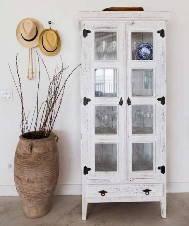 6. Modelo de cristaleira r&uacute;stica branca com dobradi&ccedil;as met&aacute;licas. Fonte: Pinterest