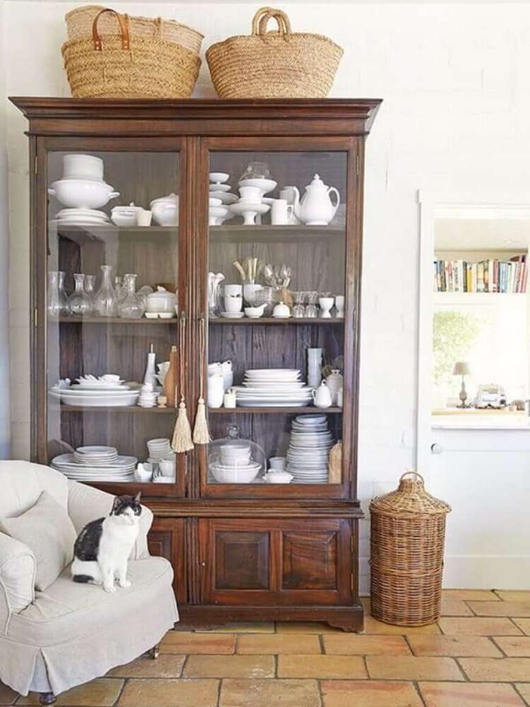 56. A cristaleira de madeira rustica acomoda vários itens de cozinha em seu interior. Fonte: Pinterest