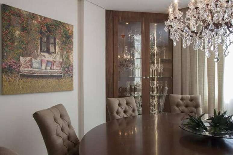 57. A cristaleira r&uacute;stica de canto foi feita sob medida para esse ambiente. Projeto por Arquitetura 8 Ana Spagnuolo & Marcos Ribeiro