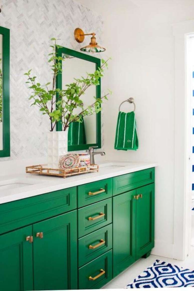 43. Moldura colorida verde no banheiro claro – Foto Casa Claudia