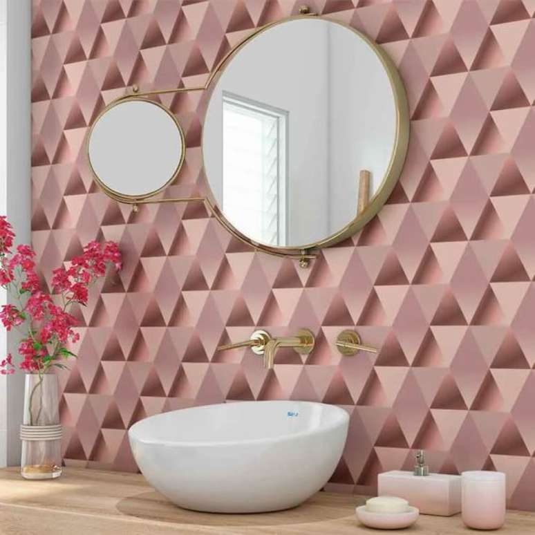 38. Banheiro com papel de parede rosa com triangulo – Foto DeFacile