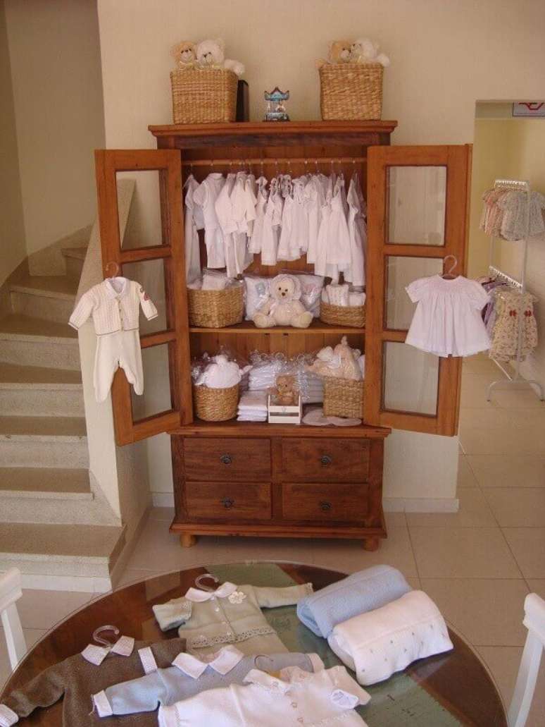 13. Use a cristaleira rústica para expor roupas de bebê na sua loja. Fonte :Deise Piscila Silva Ribeiro