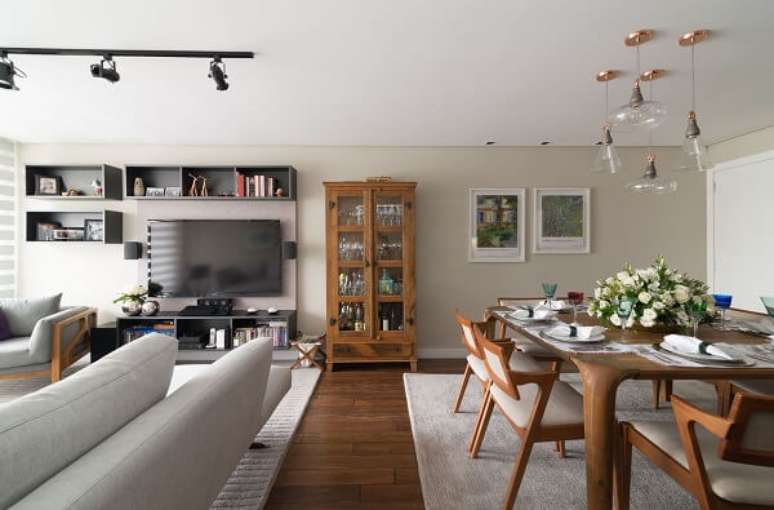 55. A cristaleira de vidro r&uacute;stica organiza ta&ccedil;as e copos da sala de jantar. Fonte: Carla Elias