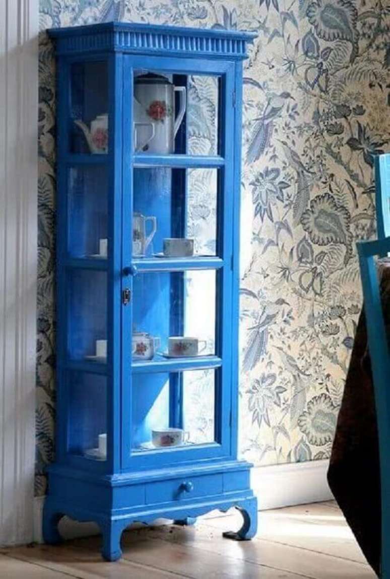 54. A cristaleira de vidro rústica azul se destaca na decoração. Fonte: Pinterest