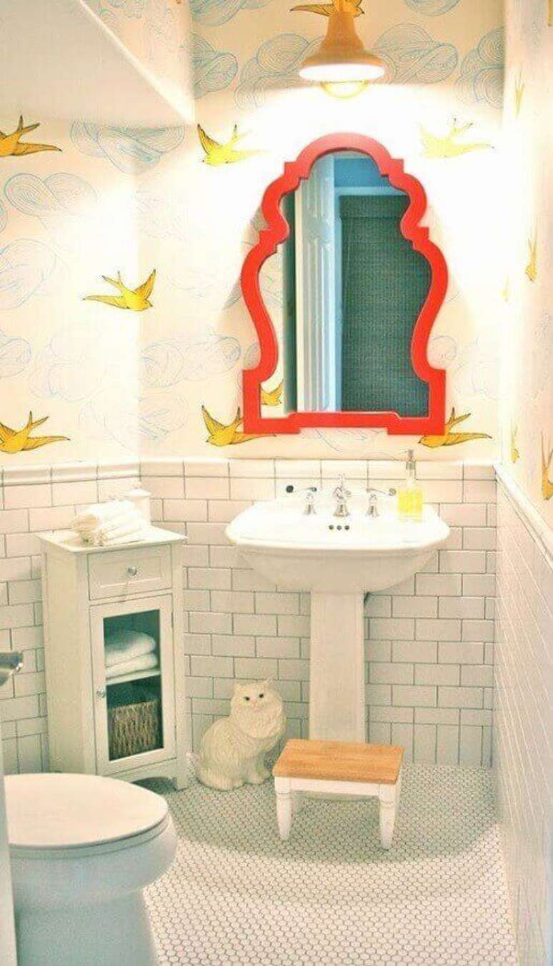 28. Lavabo com moldura colorida vermelha &ndash; Foto Revista VD