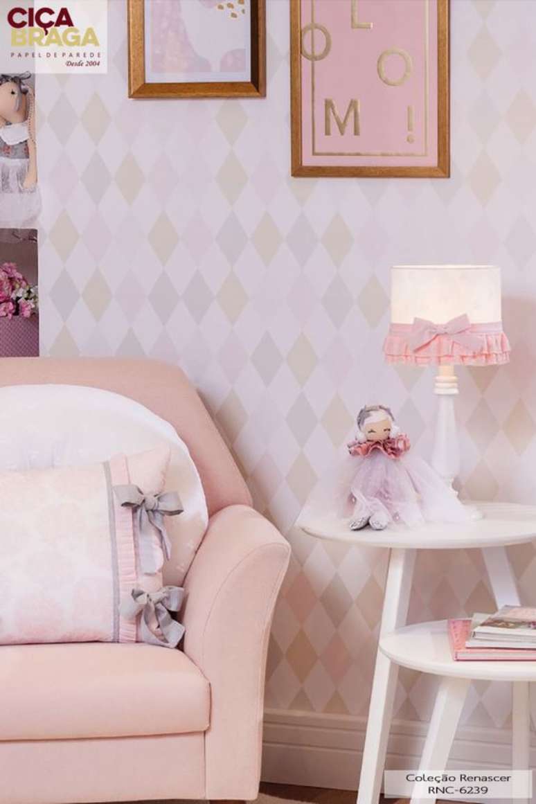 33. Quarto de bebê com papel de parede geométrico rosa claro Foto Cicabraga Papel de Parede