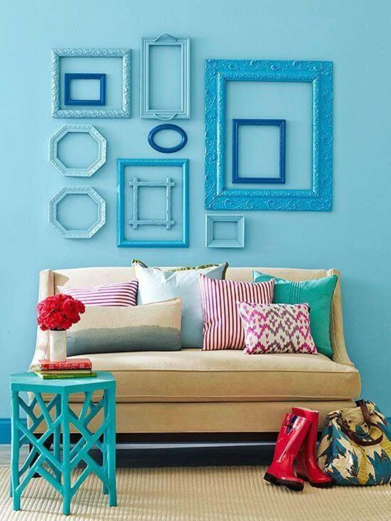 16. Sala de estar com moldura colorida em tons de azul – Foto Pinterest