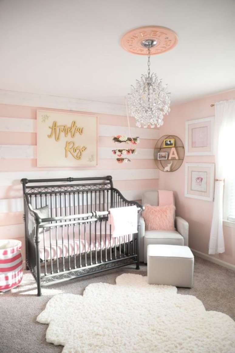 63. Quarto de bebe com papel de parede rosa listrado – Foto Venezia