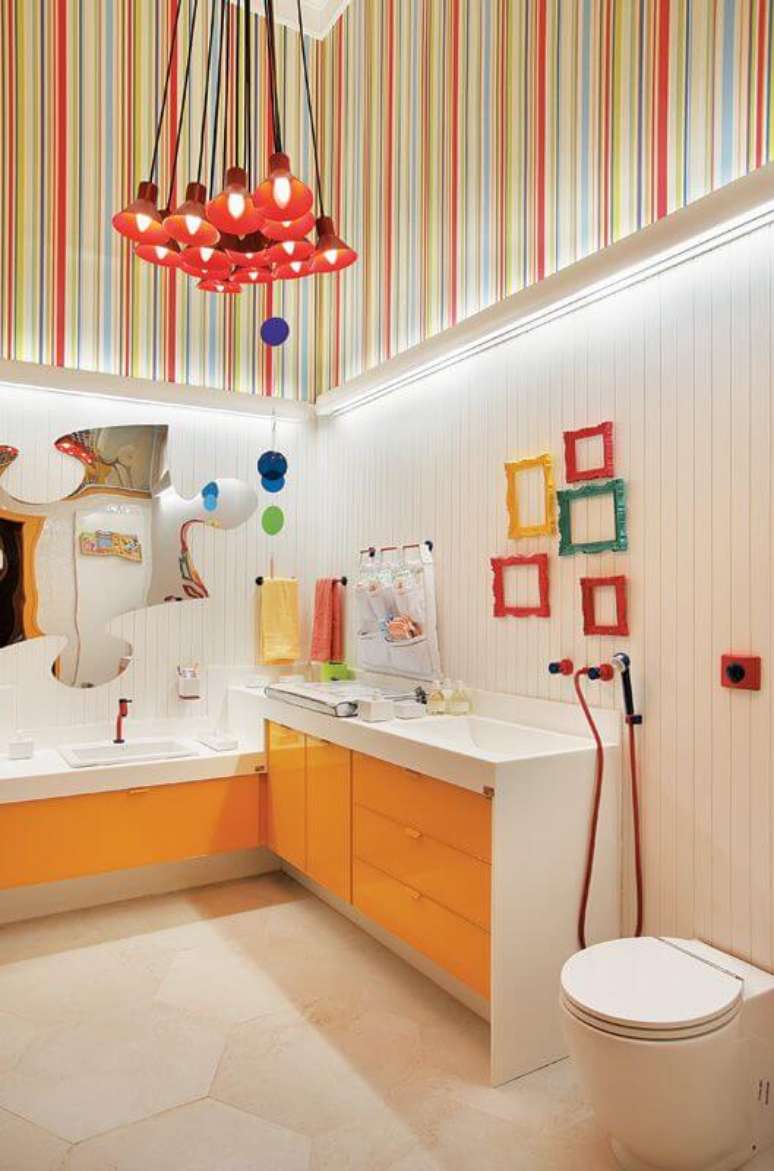 20. Banheiro com moldura colorida pequena na decoração – Foto Casa Abril