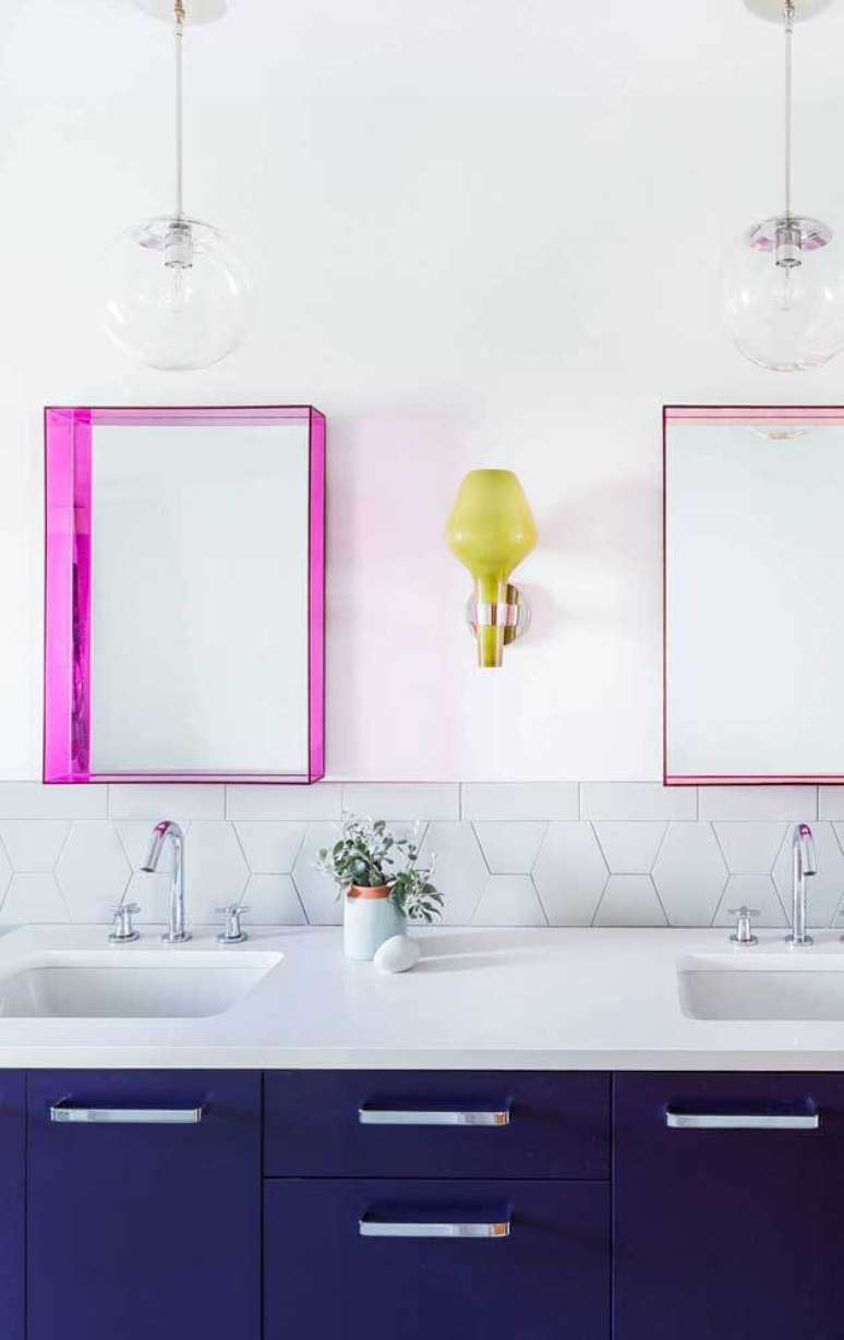 25. Espelho de banheiro com moldura colorida rosa – Foto Pinterest