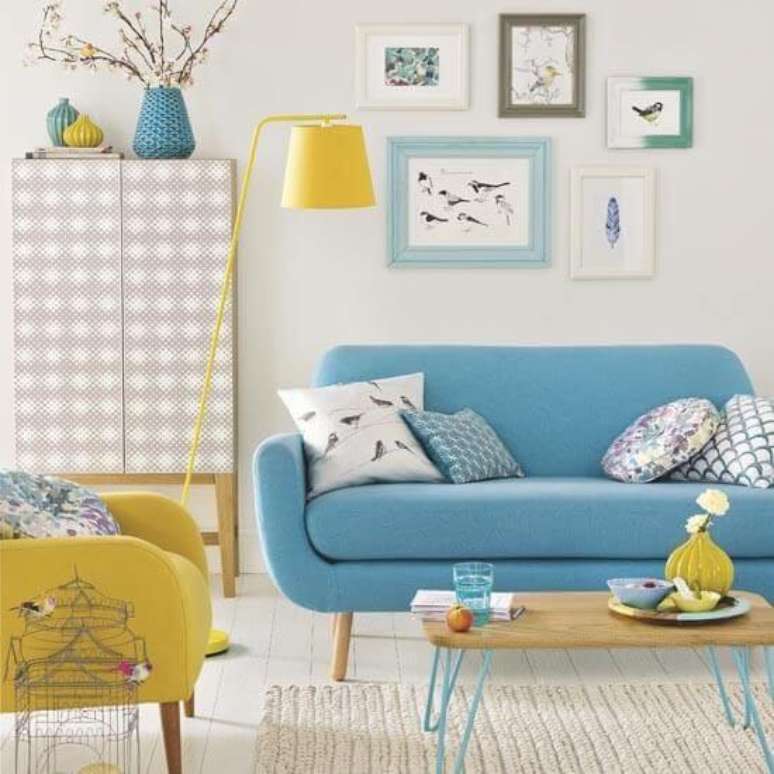 15. Sala com moldura colorida e sofá azul – Foto Pinterset