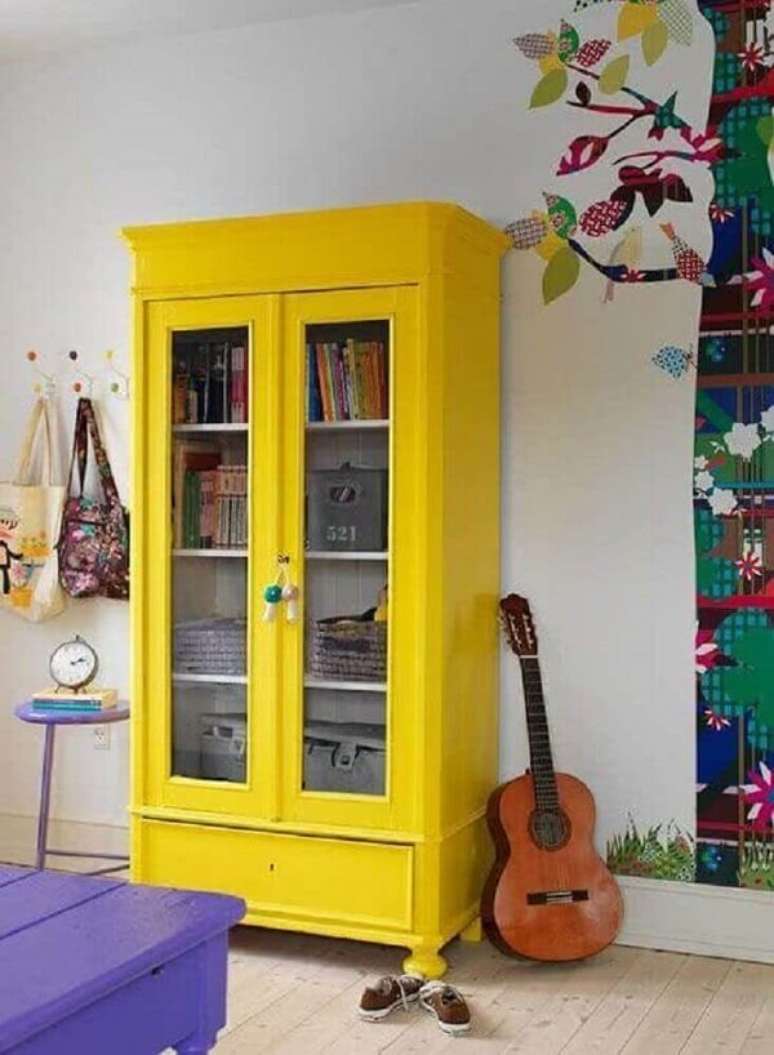 16. O armário cristaleira rústico amarelo ajuda na organização do dormitório. Fonte: Pinterest