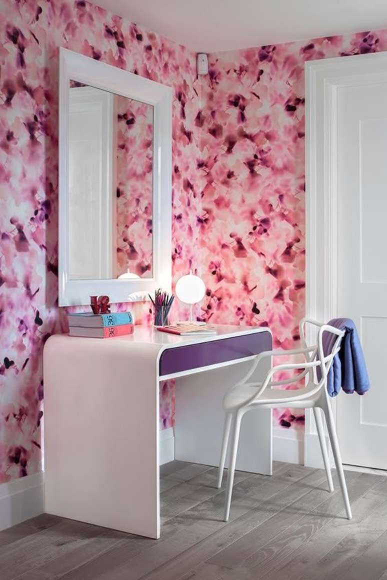 50. Papel de parede rosa de flores – Foto Chairish