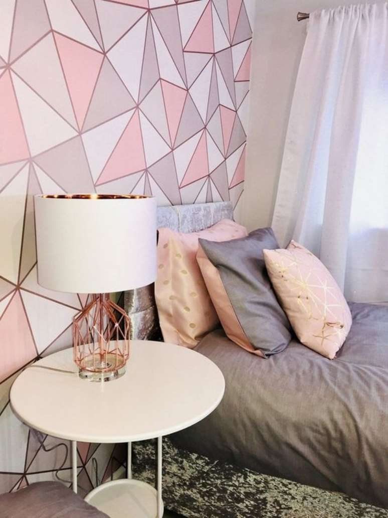 58. Papel de parede rosa e cinza com detalhes em rose gold – Foto Beckermes