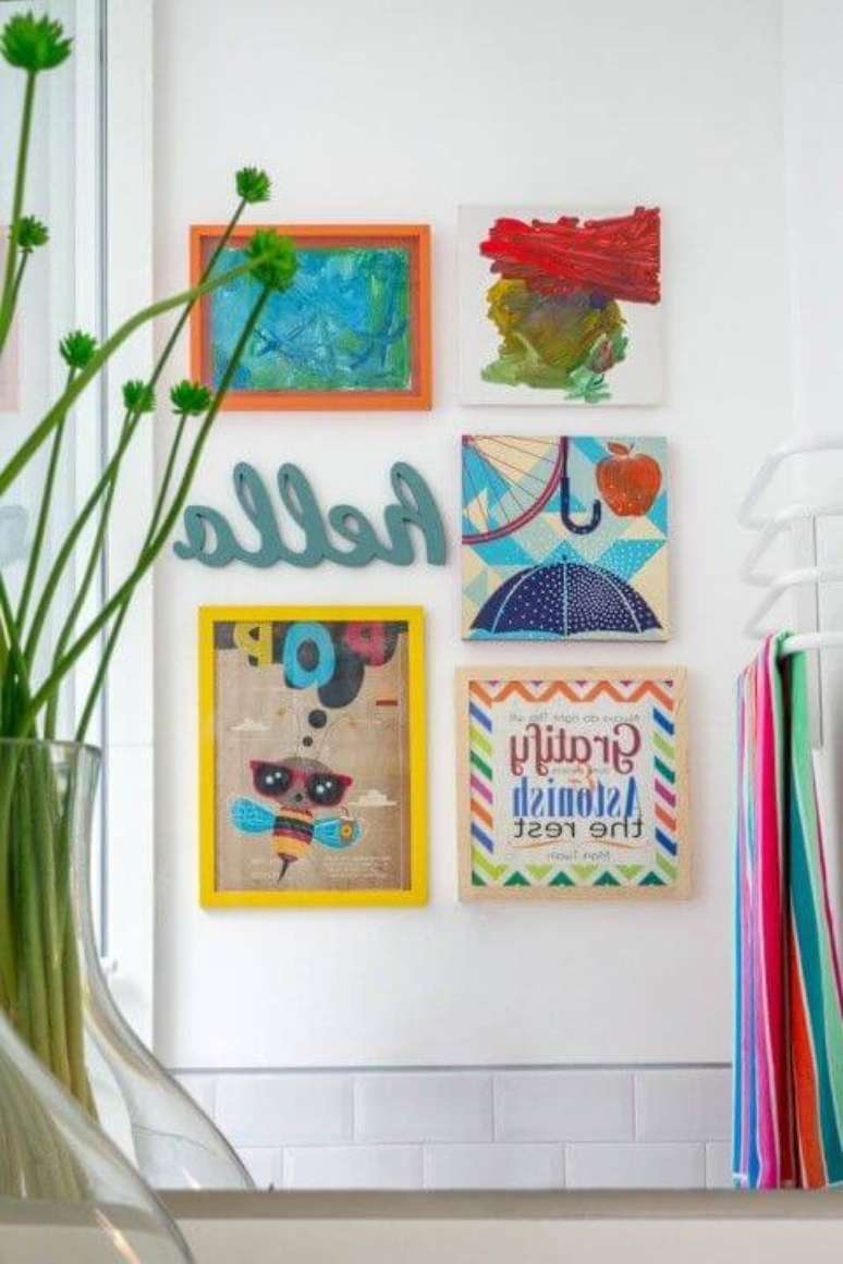 30. Moldura colorida amarela e laranja na decora&ccedil;&atilde;o de sala &ndash; Foto Na Toca Design