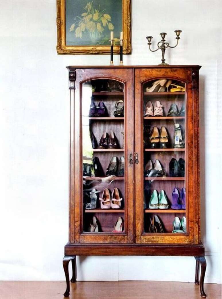 3. A cristaleira de madeira rústica auxilia na organização de sapatos dos moradores. Fonte: Pinterest