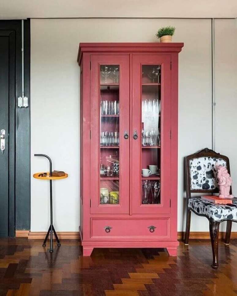 42. As cristaleiras r&uacute;sticas coloridas trazem descontra&ccedil;&atilde;o para a decora&ccedil;&atilde;o. Fonte: Pinterest