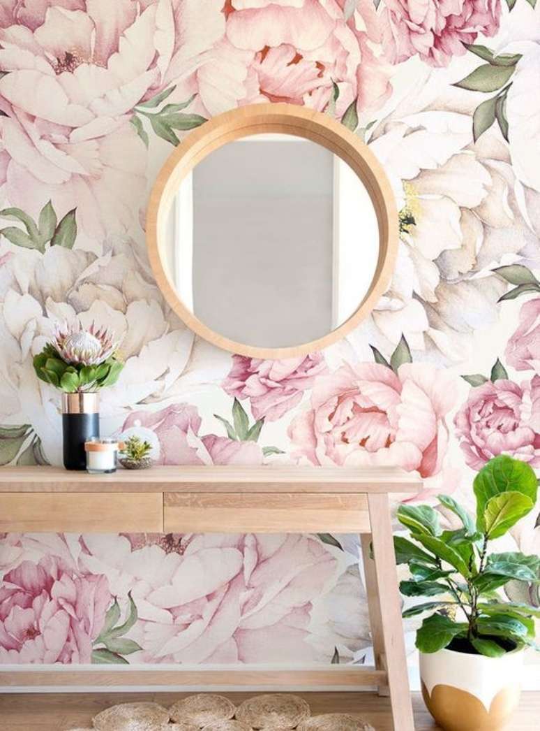 37. Sala de estar com papel de parede rosa floral – Foto Etsy