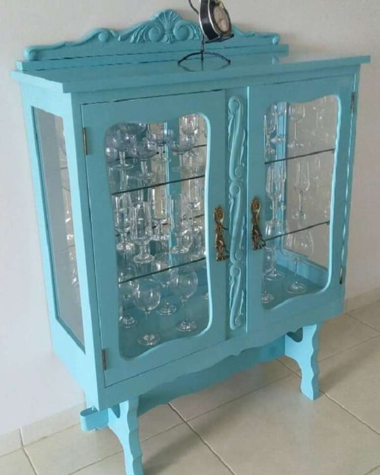 34. Cristaleira rústica de vidro pintada em tom azul. Fonte: Pinterest