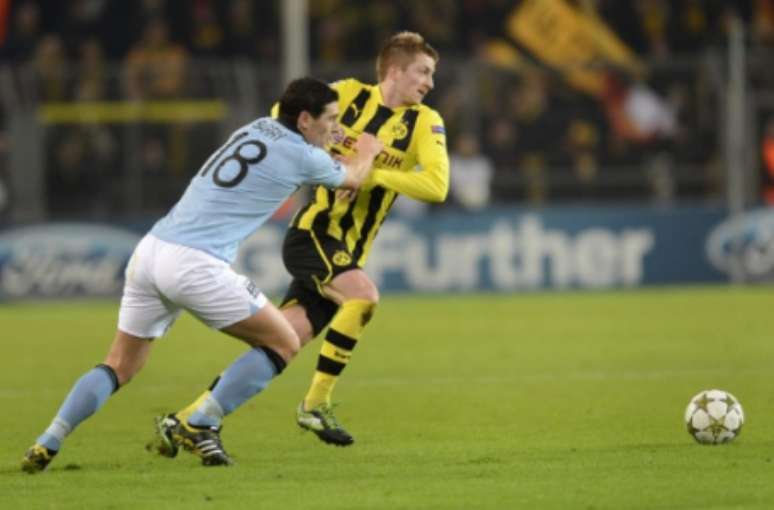 Reus e Barry no jogo de volta (Foto: CHRISTOF STACHE / AFP)