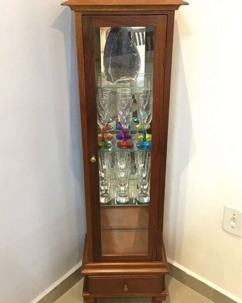 11. Reserve um espa&ccedil;o na sala para acomodar uma linda cristaleira r&uacute;stica pequena. Fonte: Ap&ecirc; 103