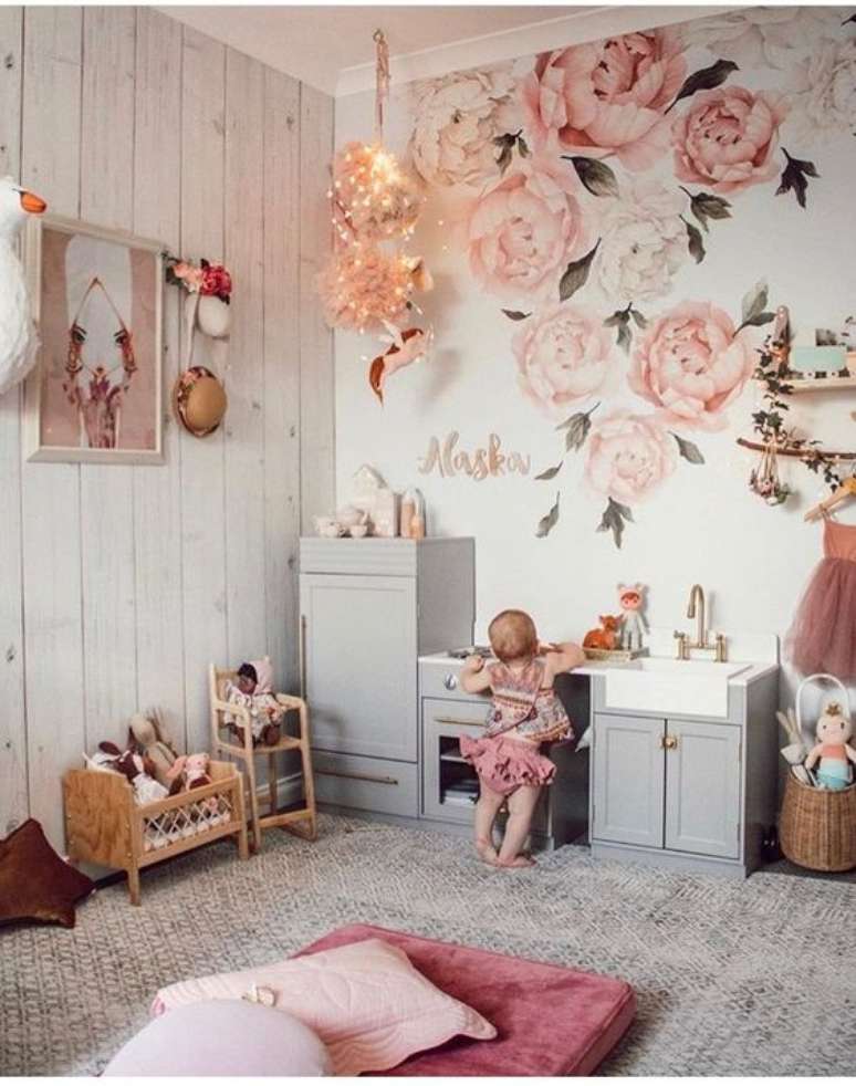 31. Quarto com papel de parede e flores rosa – Foto Sexy Mama Maternity