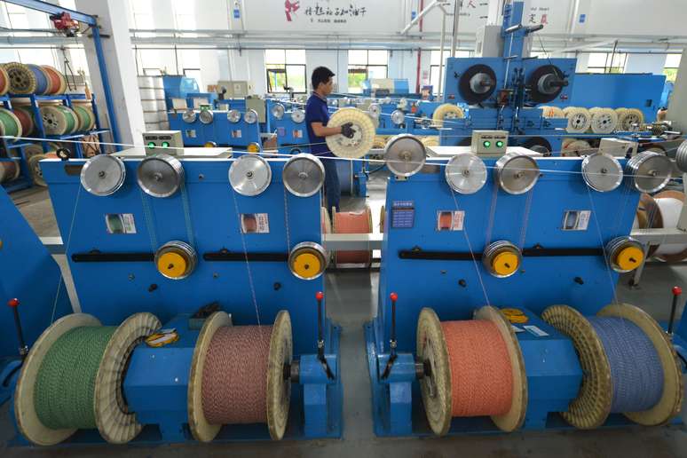 F&aacute;brica de cabos de fibra &oacute;timo em Huzhou, China. REUTERS/Stringer
