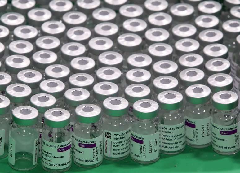 Frascos da vacina da AstraZeneca contra Covid-19 em centro de vacinação na Antuérpia
18/03/2021 REUTERS/Yves Herman