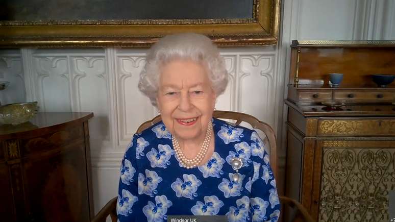 Rainha britânica Elizabeth durante vídeo chamada com voluntário em Londres
19/03/2021 Palácio de Buckingham/Divulgação via REUTERS 