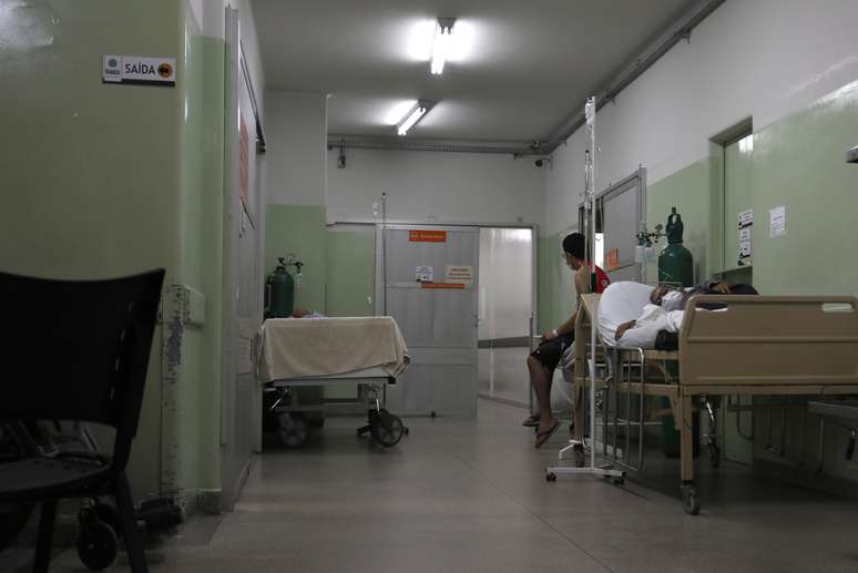 Paciente aguarda no corredor para ser transferido para UTI, em Bauru (SP)
23/03/2021 REUTERS/Leonardo Benassatto 