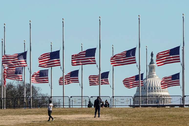 Bandeiras  são hasteadas pela metade no Monumento a Washington em memória de 500.000 mortes pela covid-19 