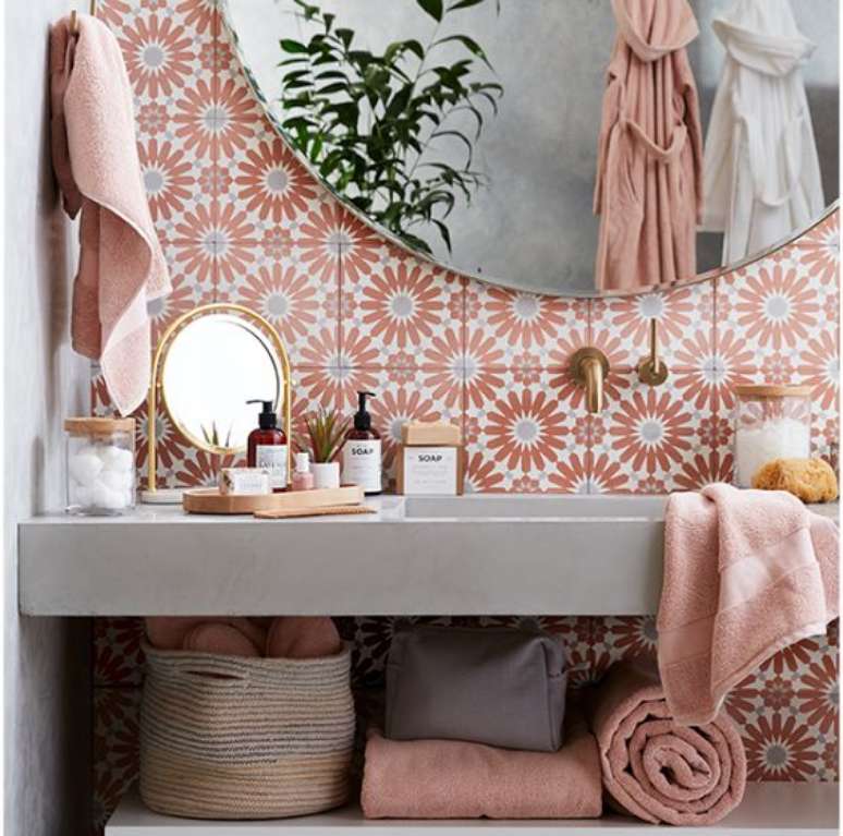 25. Papel de parede rosa para banheiro chique – Foto Crateand Barrel