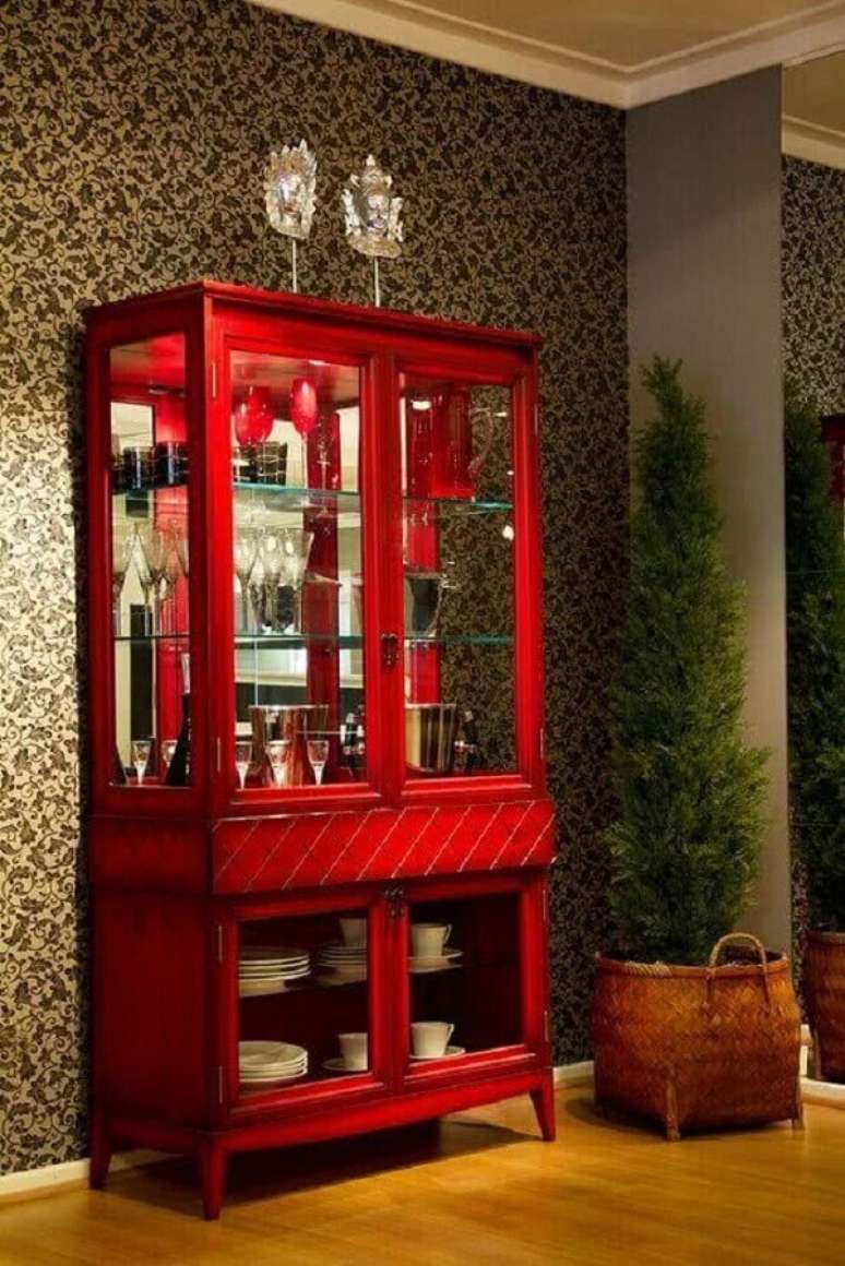 10. Use a ilumina&ccedil;&atilde;o a seu favor e destaque a cristaleira r&uacute;stica no ambiente. Fonte: Pinterest