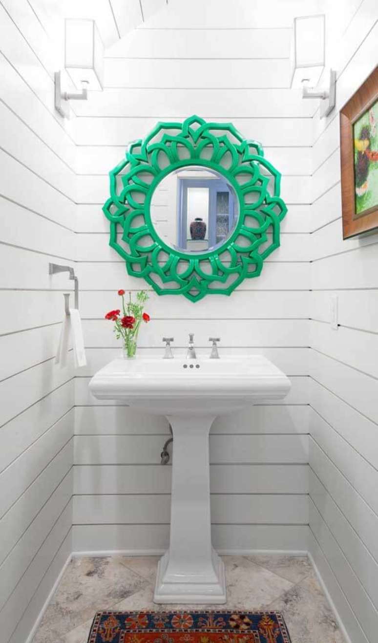 42. Moldura colorida verde no banheiro branco &ndash; Foto Pinterest