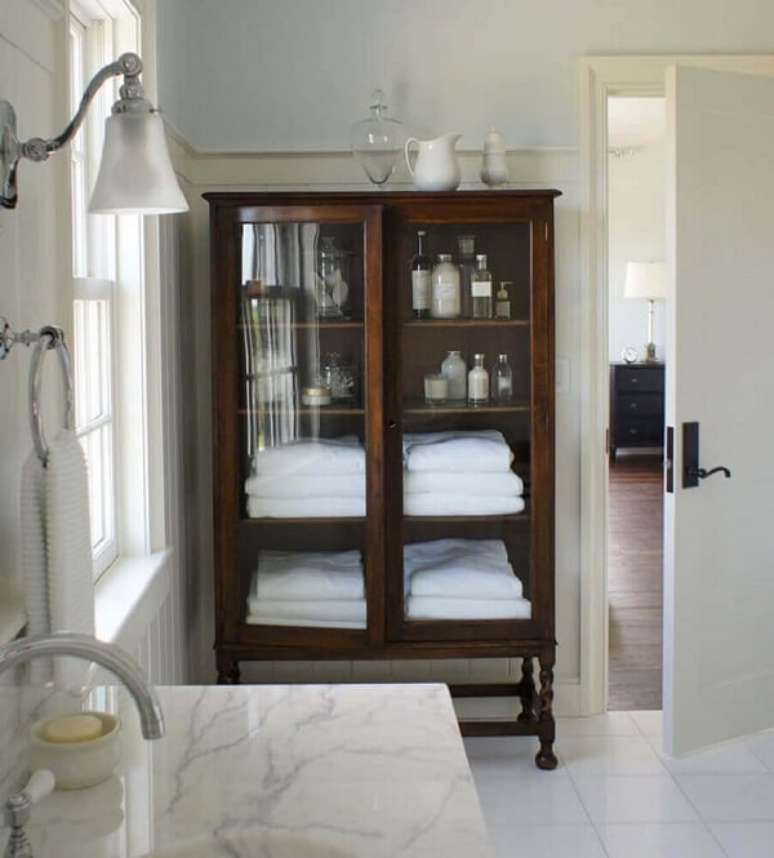 15. O banheiro também pode receber a presença de uma linda cristaleira de madeira rústica. Fonte: Pinterest