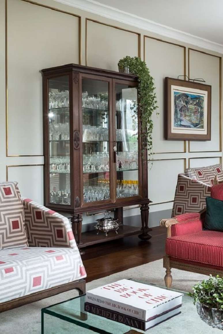 14. Plantas pendentes posicionadas sobre a cristaleira r&uacute;stica trazem um toque especial para a decora&ccedil;&atilde;o. Fonte: Casa de Valentina