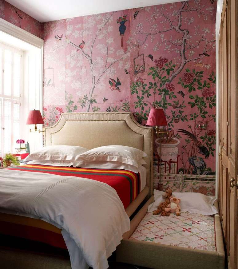 45. Papel de parede rosa com flores e passarinhos – Foto Fashionismo