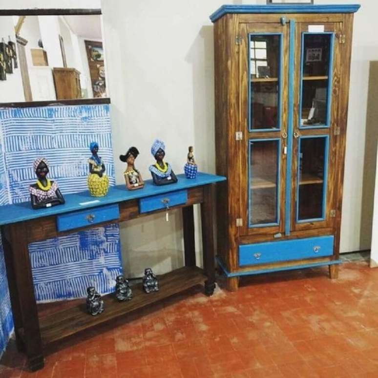 41. As cristaleiras r&uacute;sticas podem vir acompanhadas de aparadores com o mesmo acabamento. Fonte: Pinterest