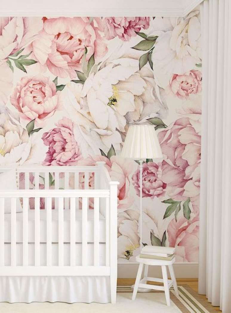 35. Quarto de bebe com papel de parede rosa floral – Foto Etsy