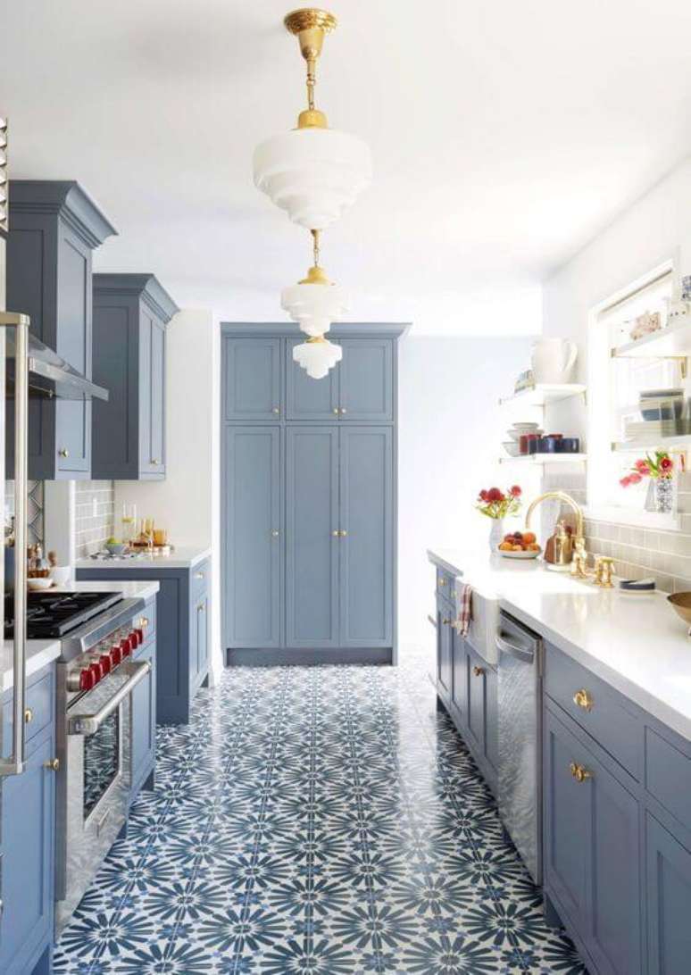 7. Cozinha azul com lustre branco e cerâmica – Foto Perfeita Ordem