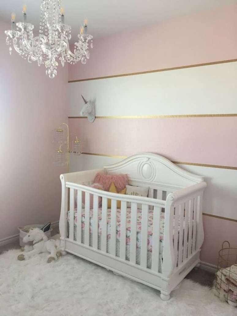 3. Papel de parede rosa dourado e branco – Foto Nursery DIY